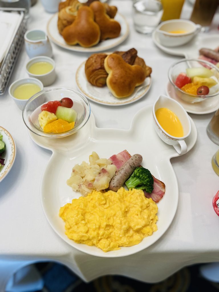 東京ディズニーランドホテル かわいいミッキープレートの朝食ルームサービスだったよ 22年8月 旅行記４日目