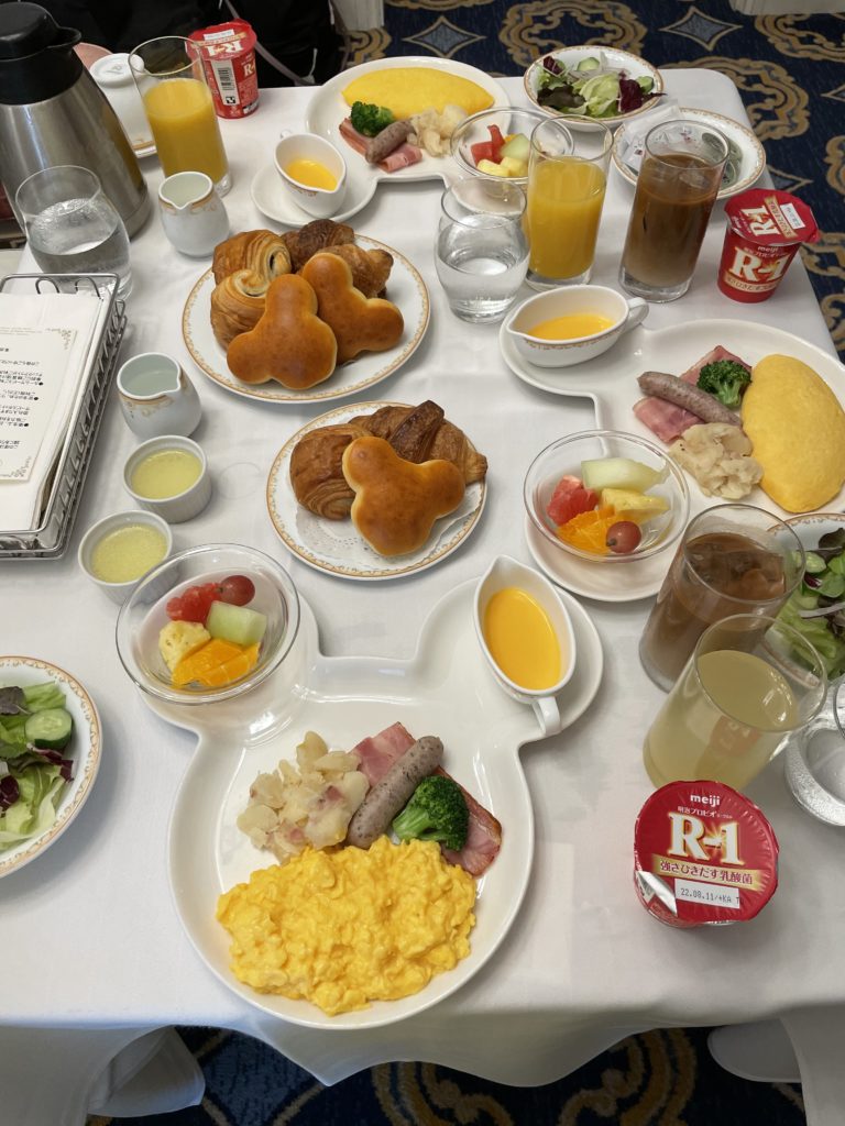 東京ディズニーランドホテル かわいいミッキープレートの朝食ルームサービスだったよ 22年8月 旅行記４日目
